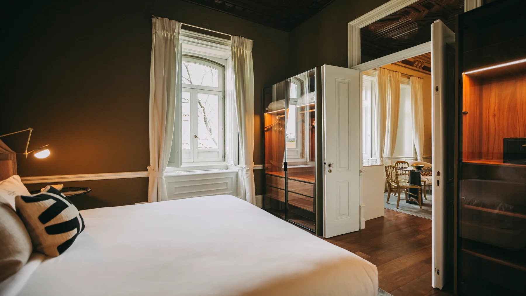 Dormitorio y zona de comedor de la suite real