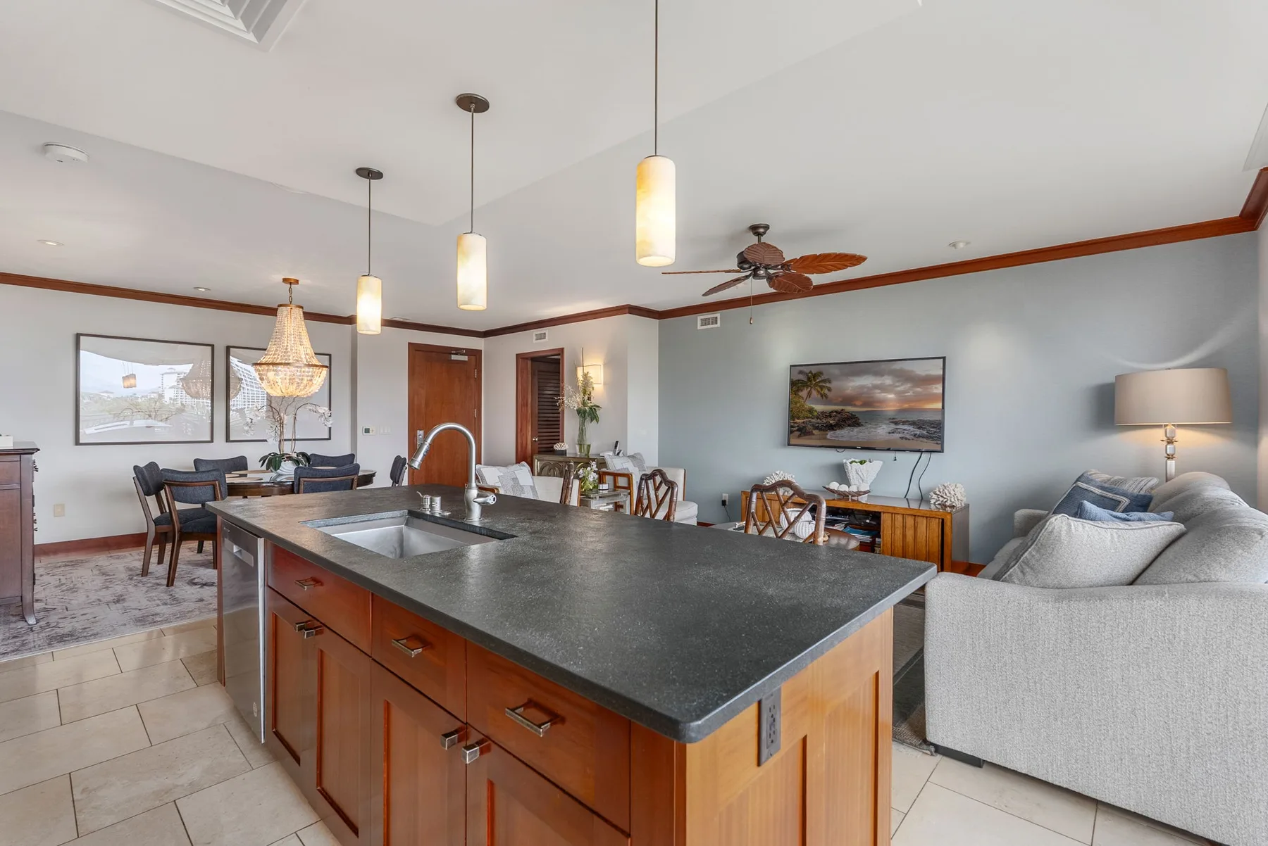 Cocina y comedor de concepto abierto con una isla grande y una sala de estar contigua.