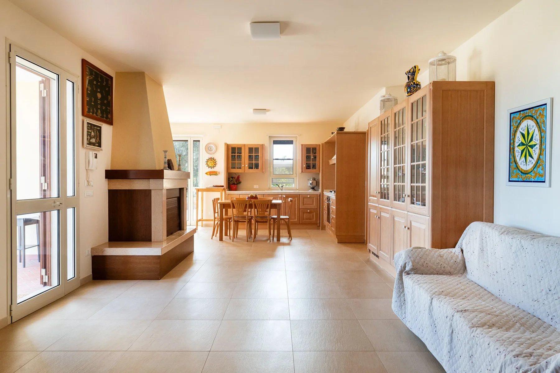 Una luminosa sala-comedor de planta abierta con la cocina al fondo.
