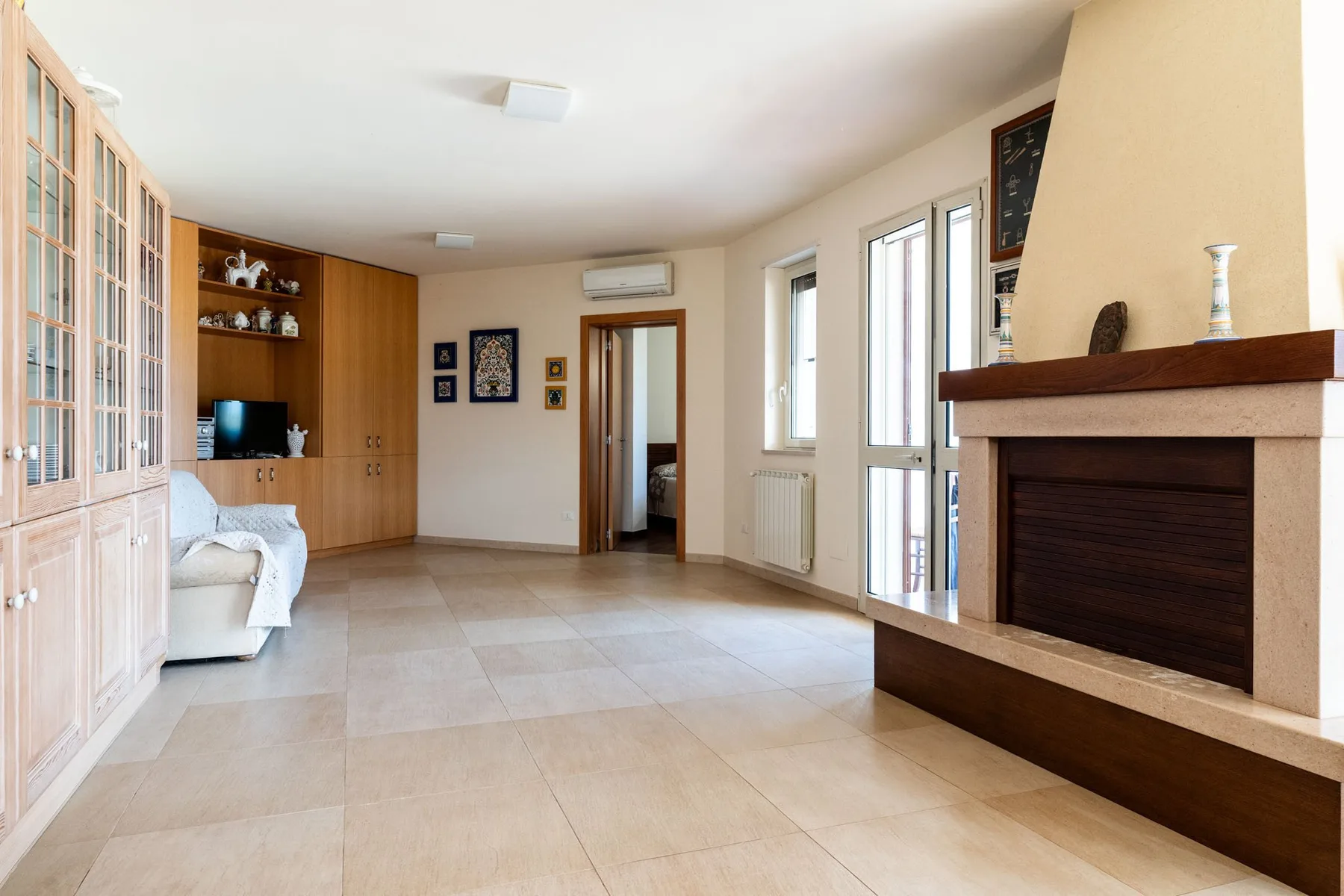 Una sala de estar amplia con chimenea y asientos.