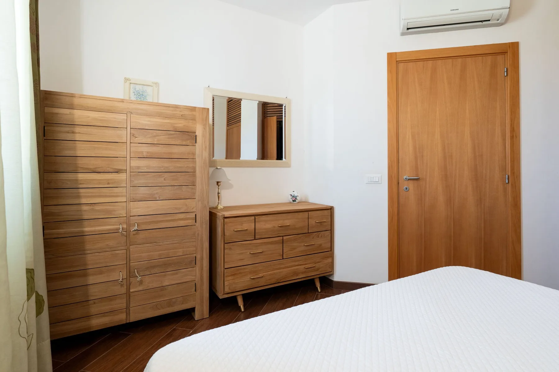 Un dormitorio con muebles de madera y una cama.