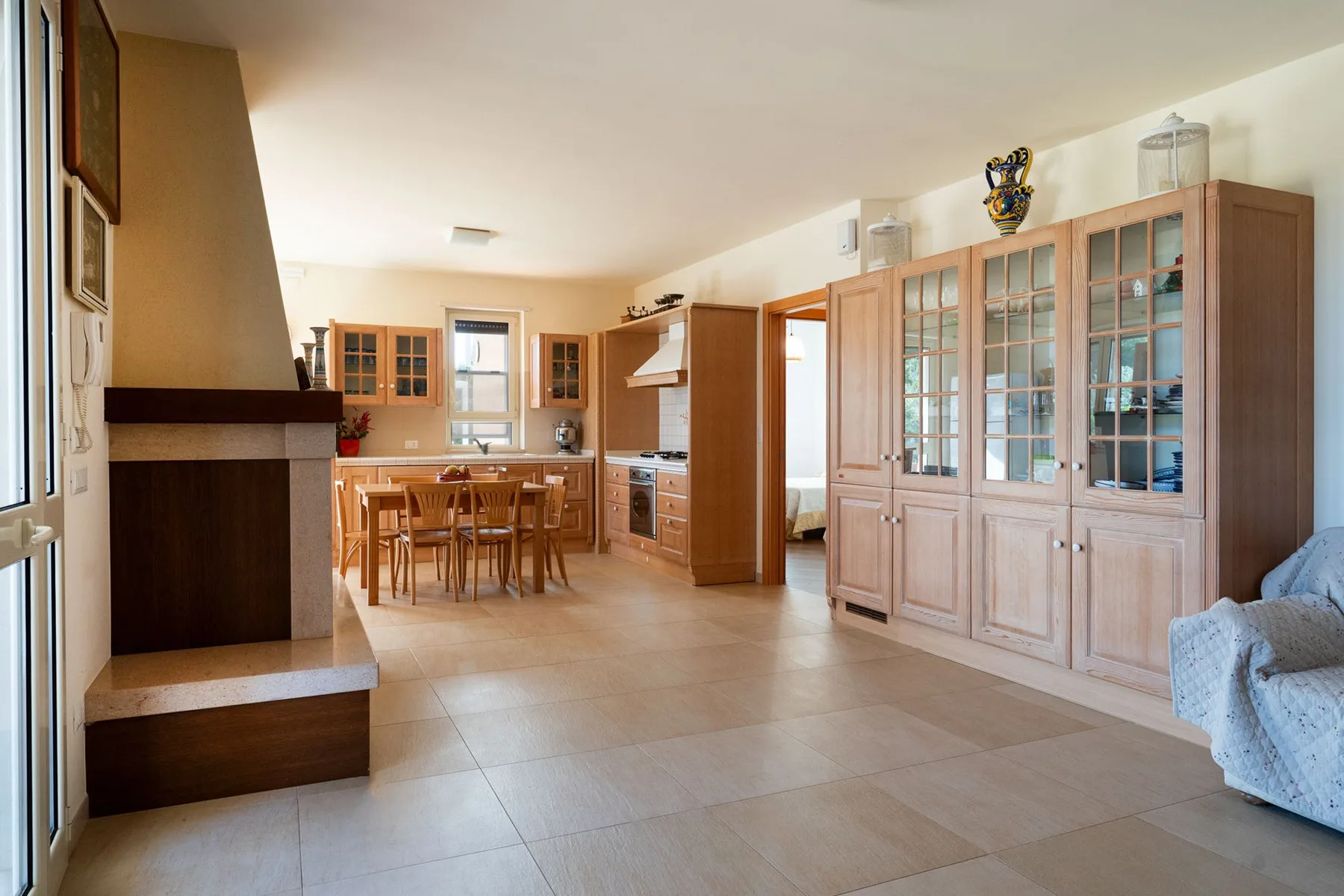 Una amplia cocina y comedor con armarios de madera y una mesa de comedor.