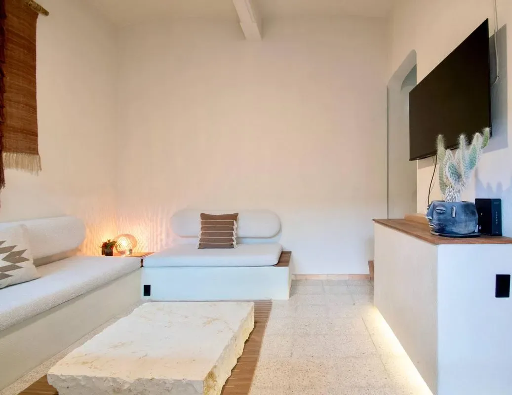 Stylish 6BR with Lovely Terrace