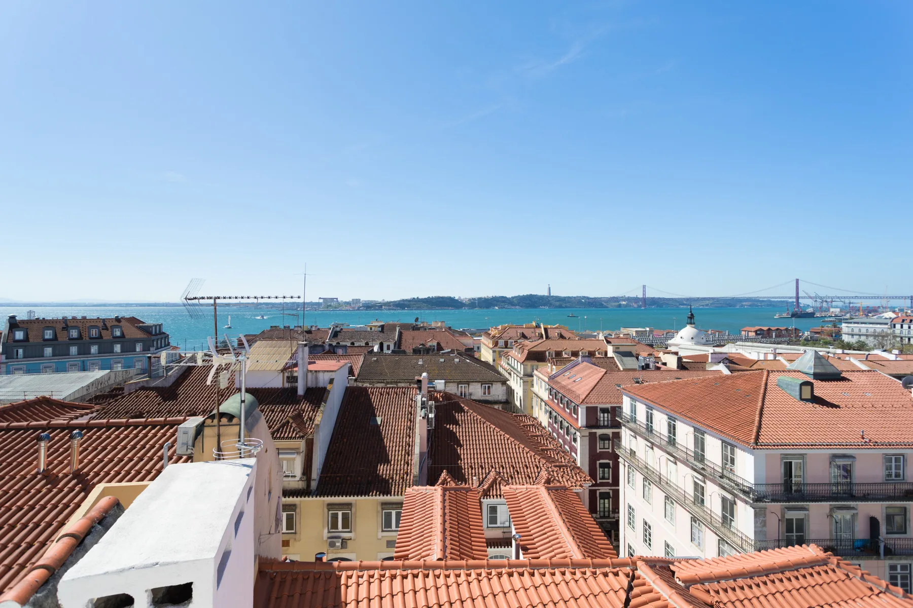 Panorámica urbana desde los tejados, con cubiertas de terracota y el paseo marítimo.