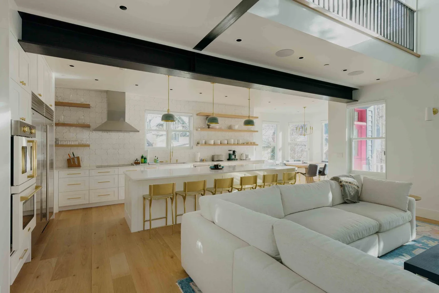 Cocina y sala de estar de concepto abierto, con una barra larga y asientos.