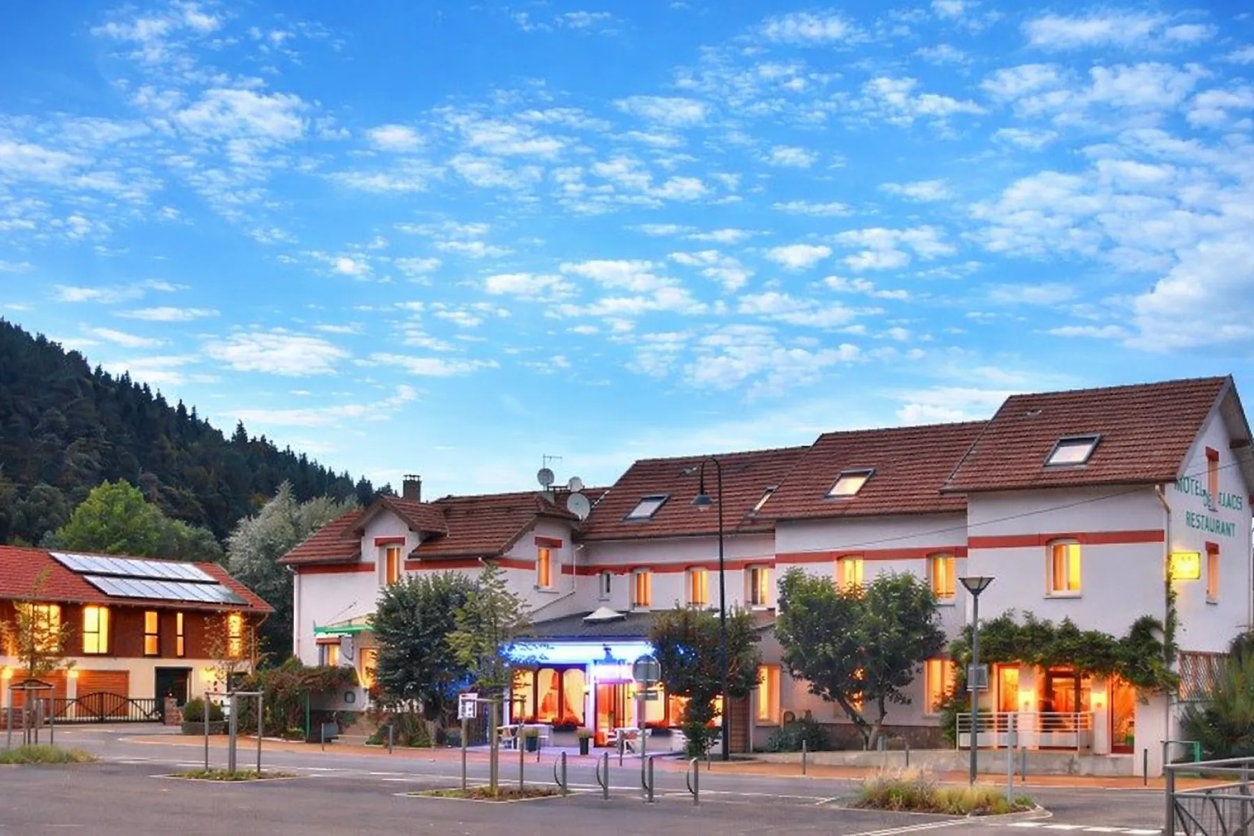 Hotel and surroundings in the Vosges, near the Pierre-Percée lakes