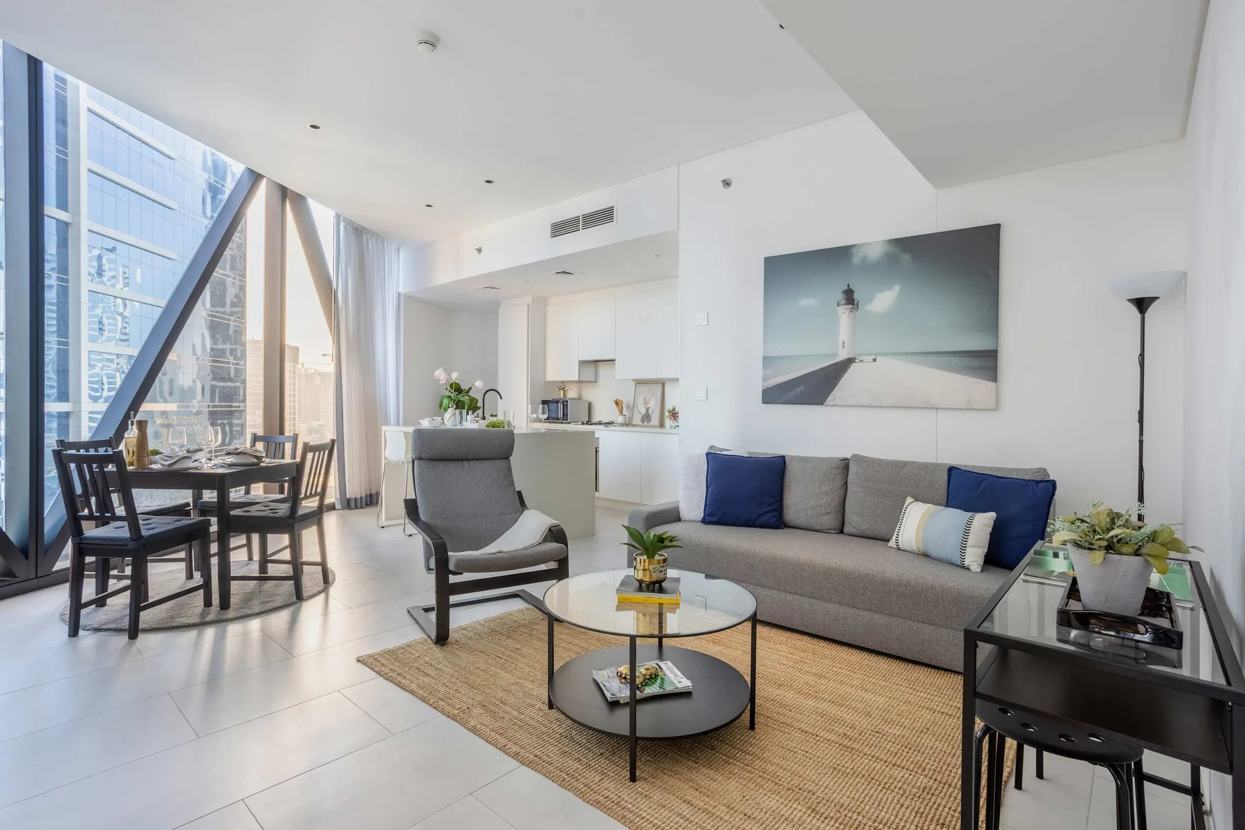 Una sala luminosa con una mesa de comedor junto a grandes ventanas.