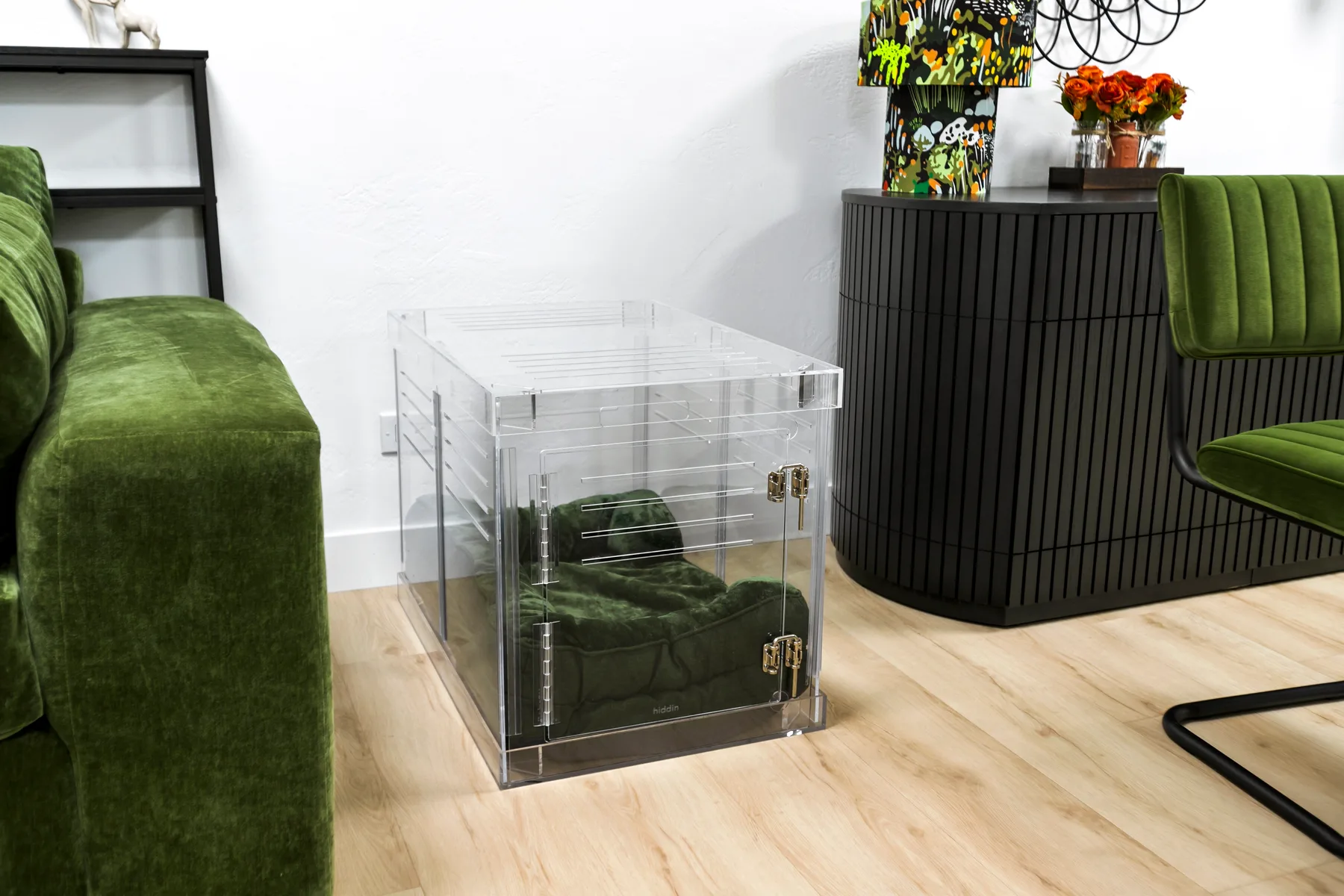 Una sala moderna con asientos verdes y una mesa auxiliar transparente de acrílico.