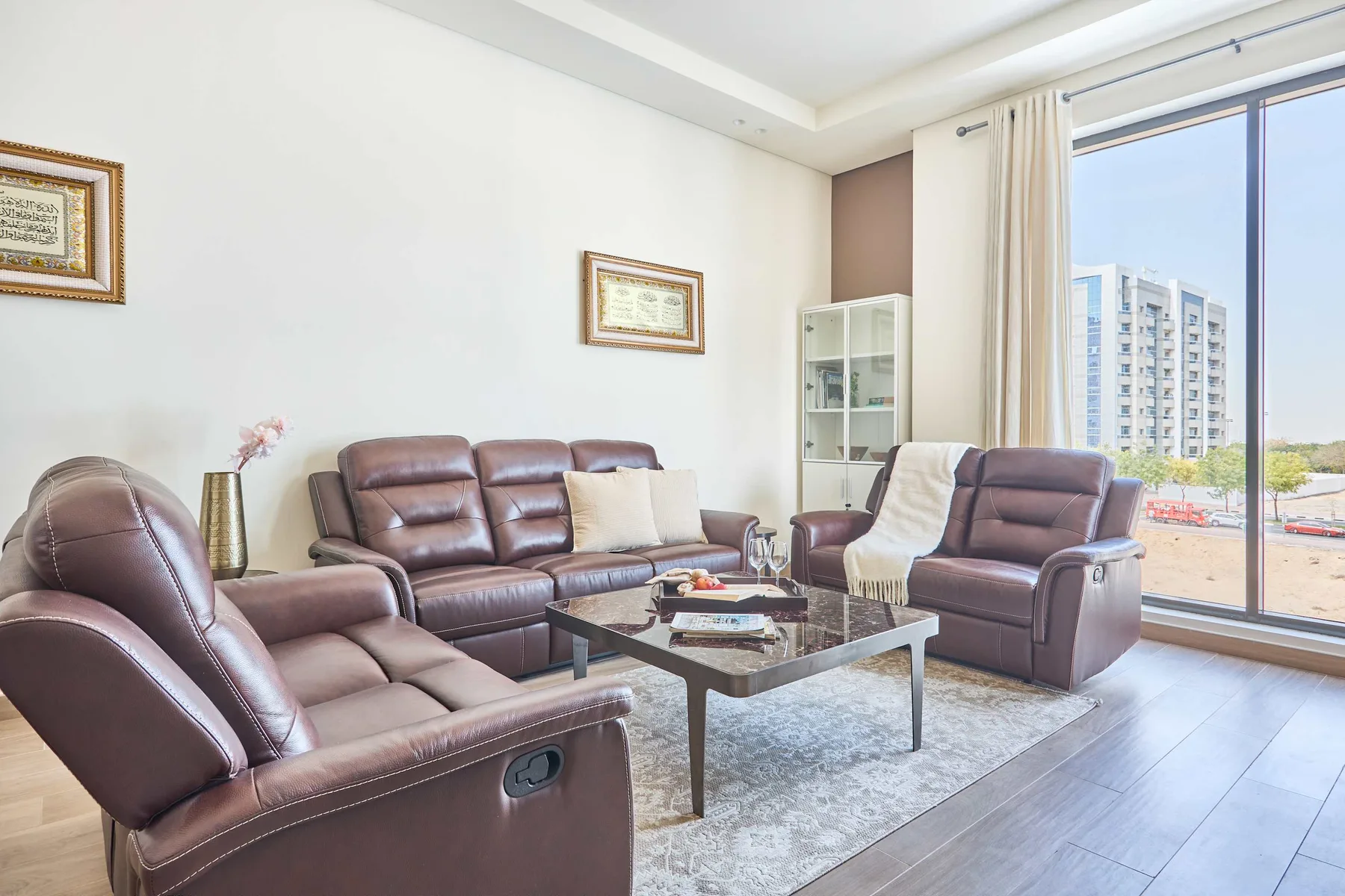 Sala de estar con asientos y una mesa de centro.