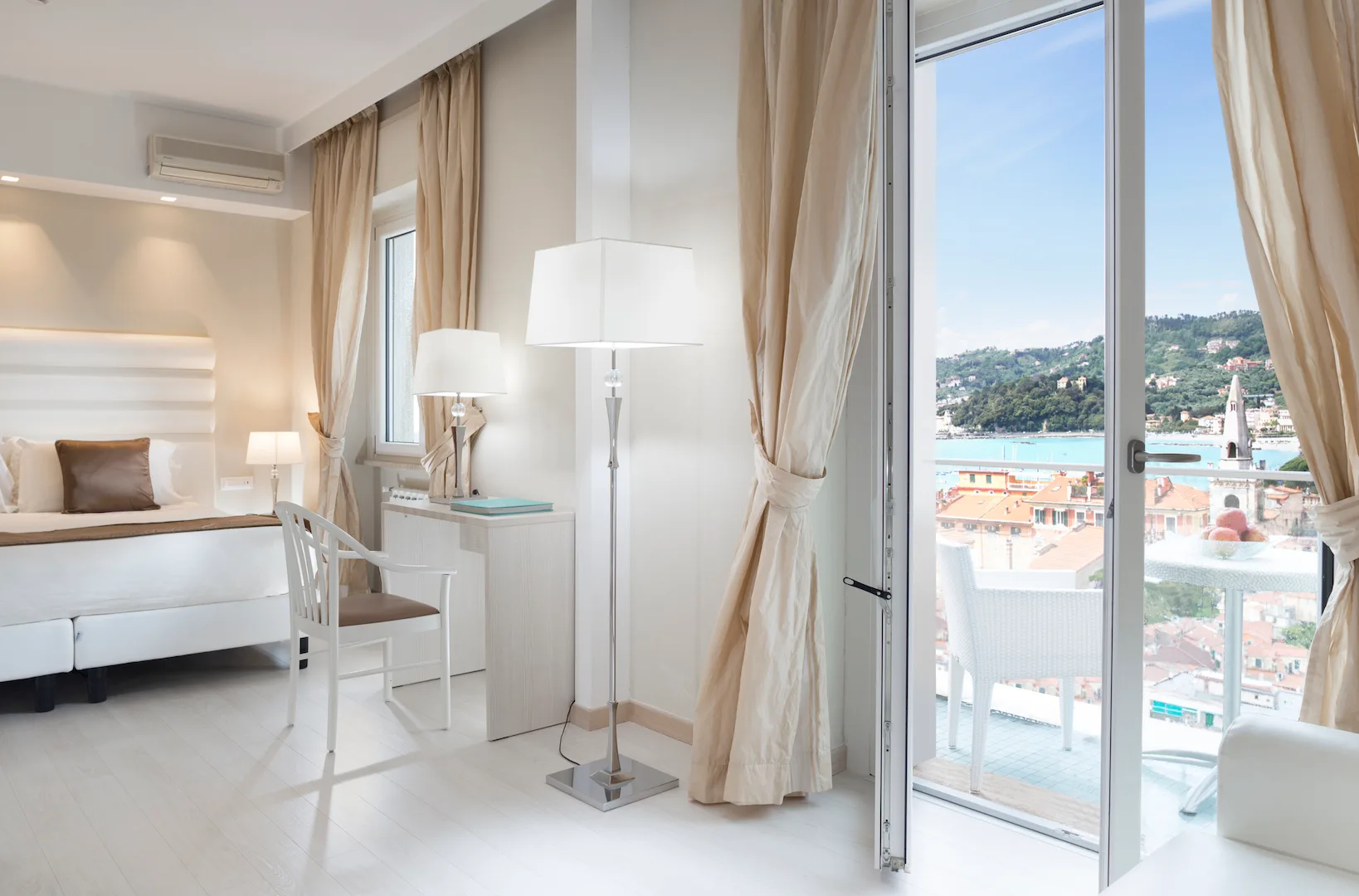 Habitación deluxe con vistas al mar y balcón