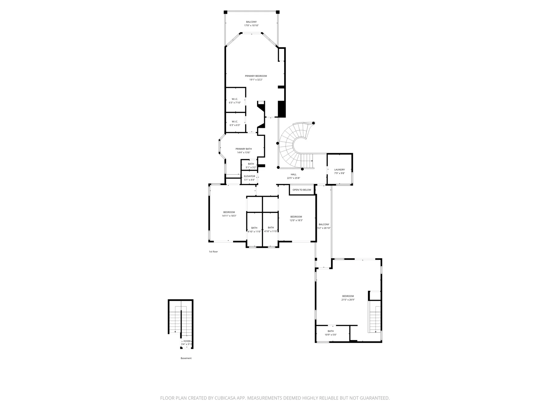 Un plano en blanco y negro muestra habitaciones, puertas y una escalera central.