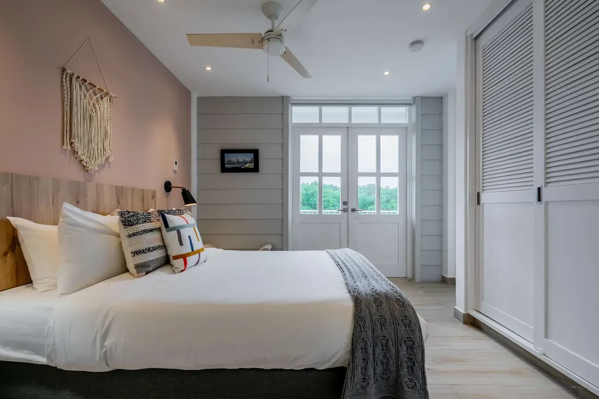 Luxury 1BR in Casco Antiguo w/ Balcony & View