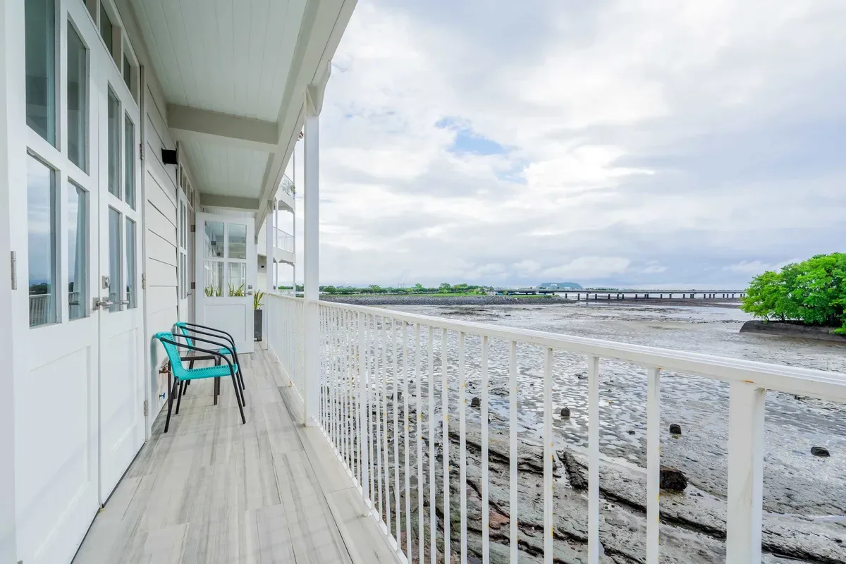 Luxury 1BR in Casco Antiguo w/ Balcony & View