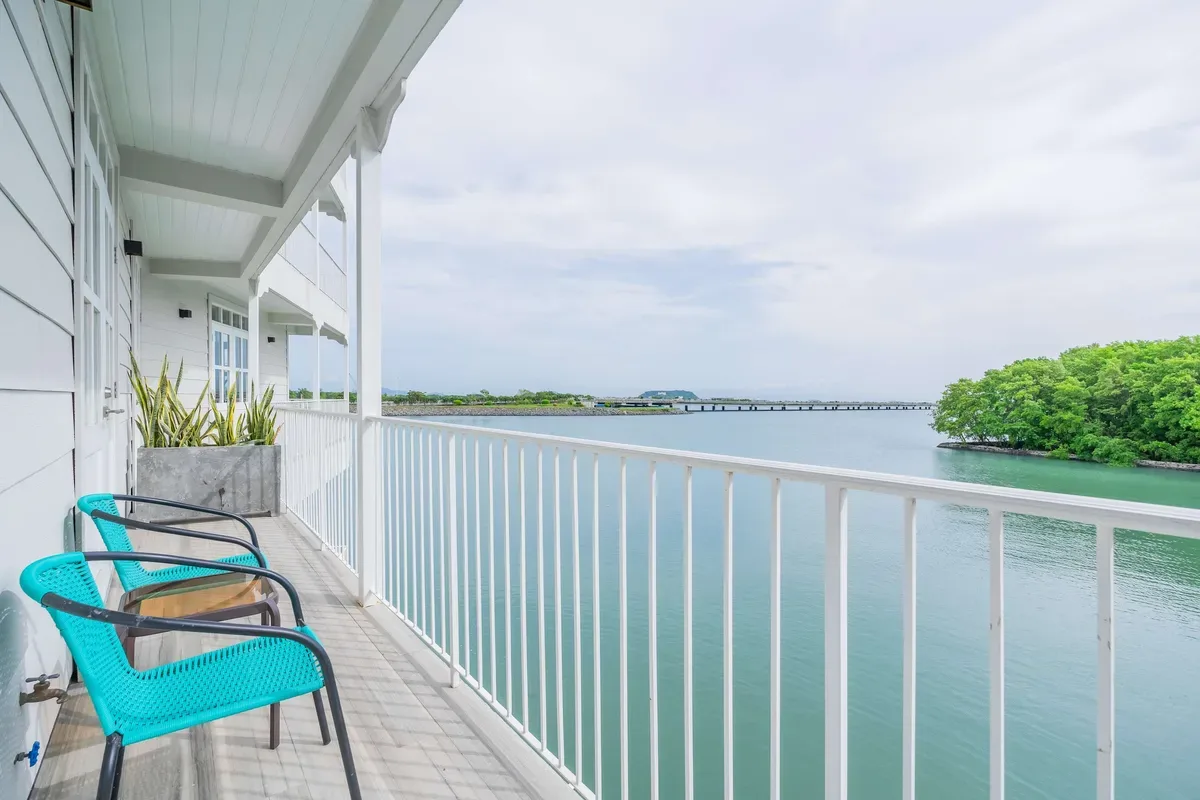 Luxury 1BR in Casco Antiguo w/ Balcony & View