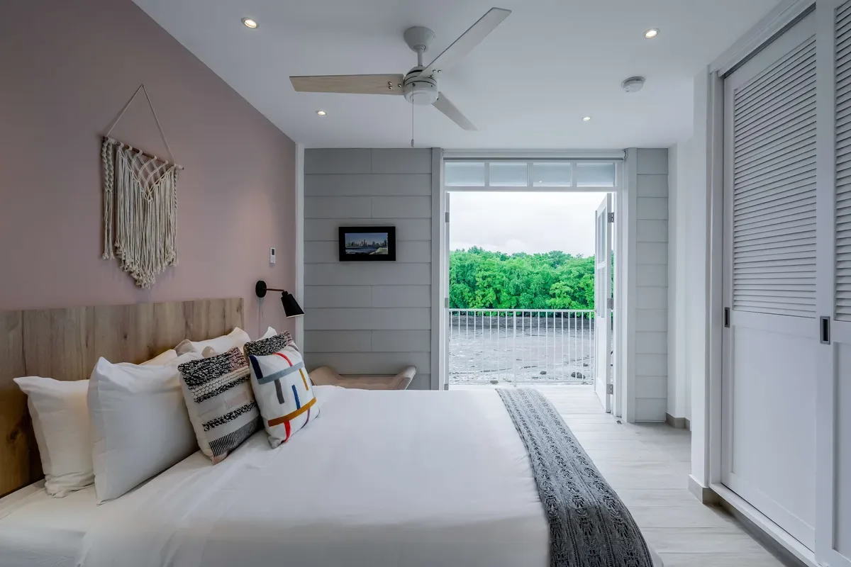 Luxury 1BR in Casco Antiguo w/ Balcony & View