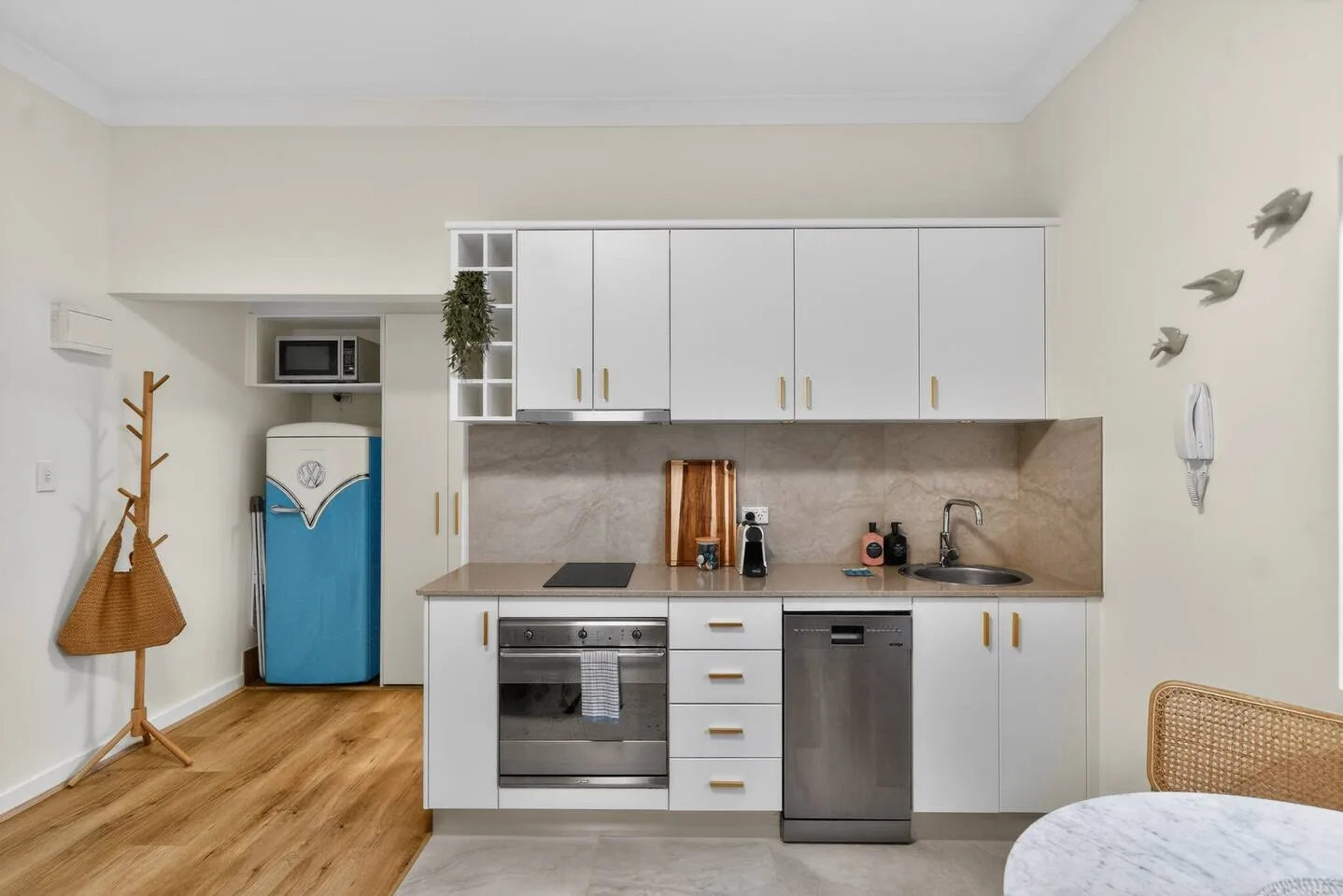 Prepara comidas ligeras en la cocina compacta, cuidadosamente equipada con horno, placa de cocina, lavavajillas, microondas, nevera y todo lo necesario para cocinar sin complicaciones.
