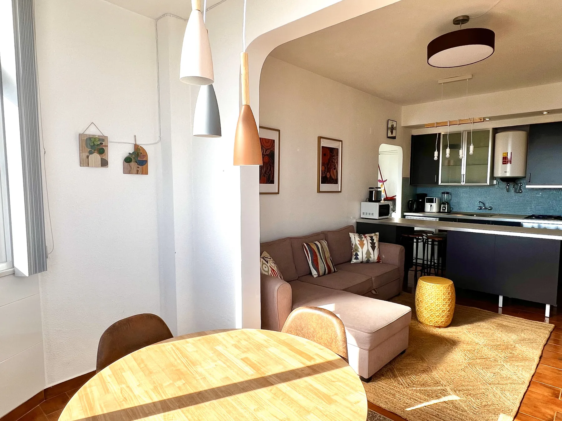 Una sala-comedor de planta abierta con asientos junto a una cocina.