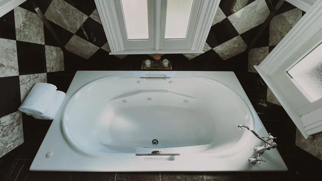 Sala con jacuzzi de la Suite de la Torre