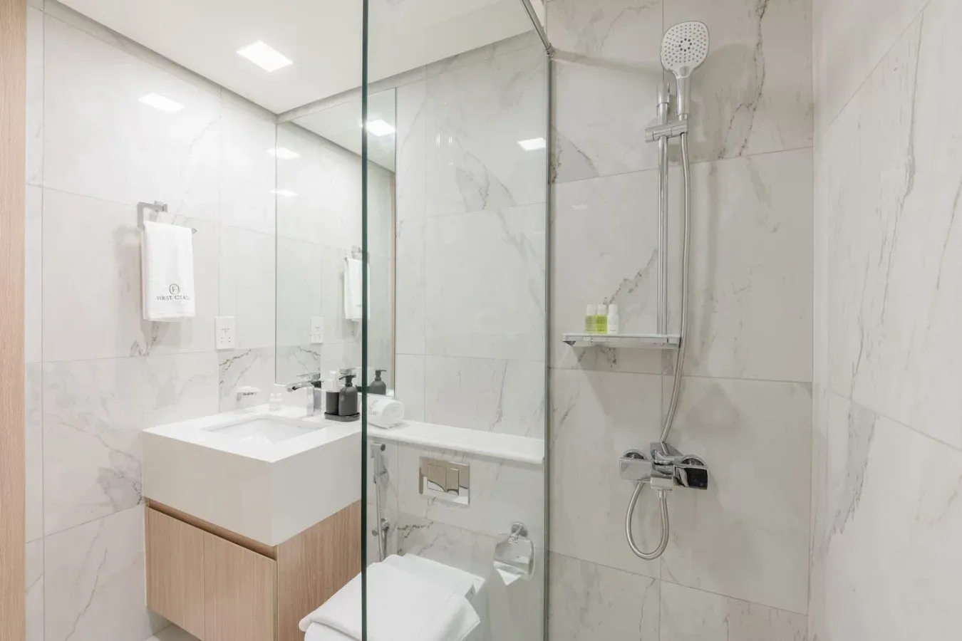 Un baño luminoso con lavabo, bañera y ducha de pared.
