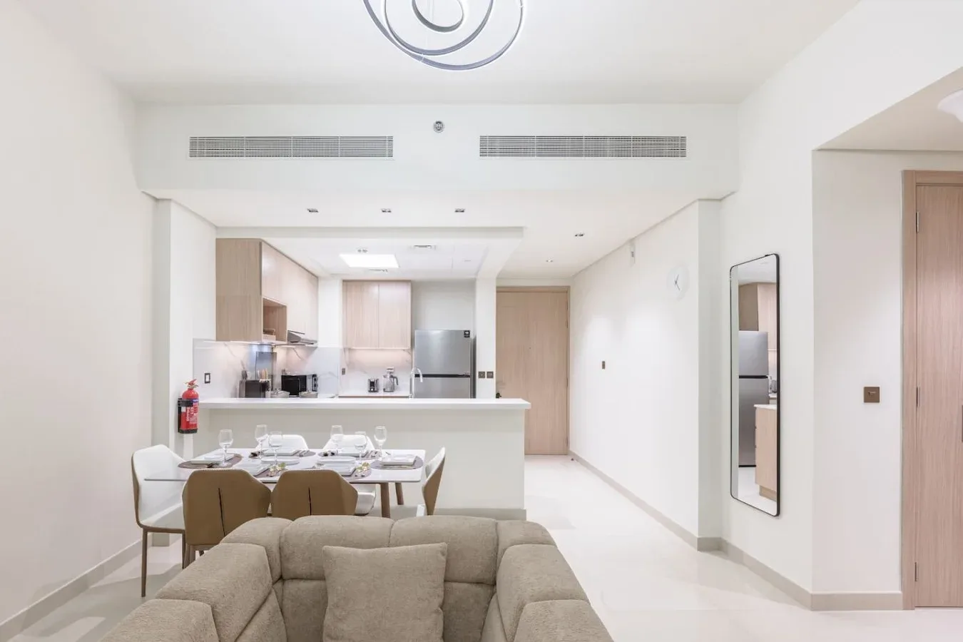 Una luminosa sala-comedor de planta abierta con la cocina detrás de los asientos.