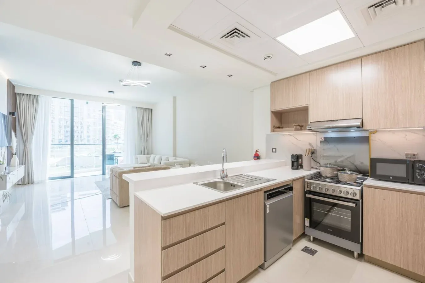 Una cocina luminosa y abierta con una isla central y ventanales.