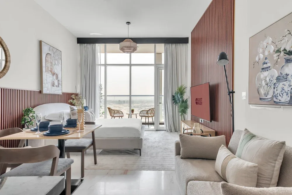 Una sala luminosa con asientos y una gran ventana con vista al agua.