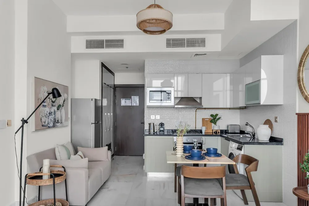 Una luminosa sala de estar se abre a una cocina y zona de comedor.