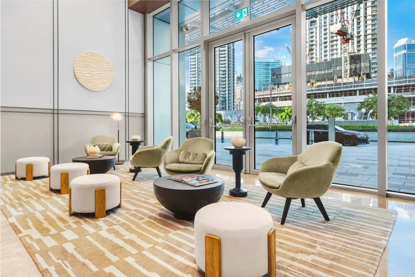 Una sala luminosa con asientos modernos y grandes ventanales con vistas a la ciudad.