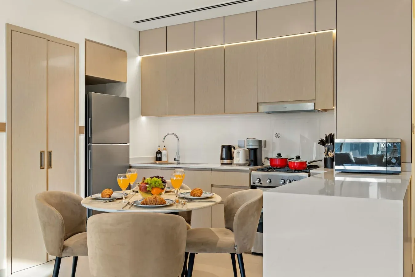 Una cocina moderna con una mesa de comedor y asientos tapizados.