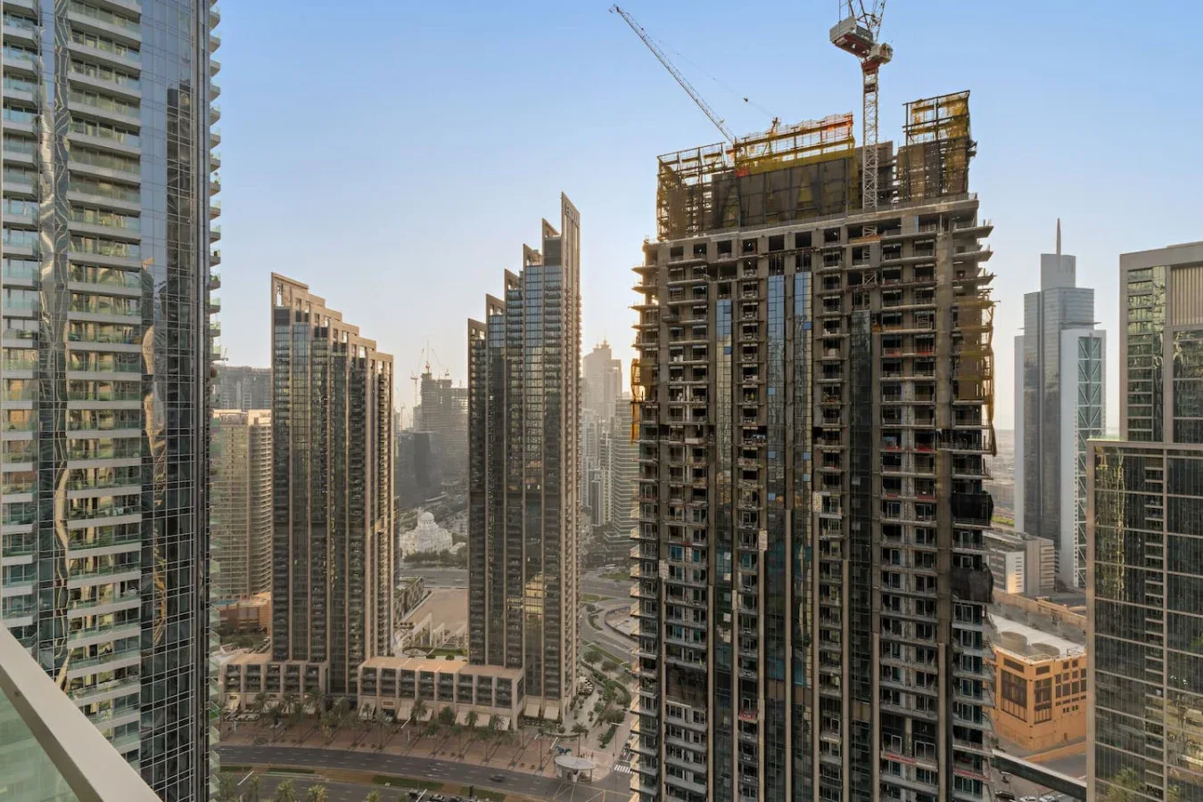 El horizonte urbano muestra edificios altos, incluido un rascacielos en construcción.