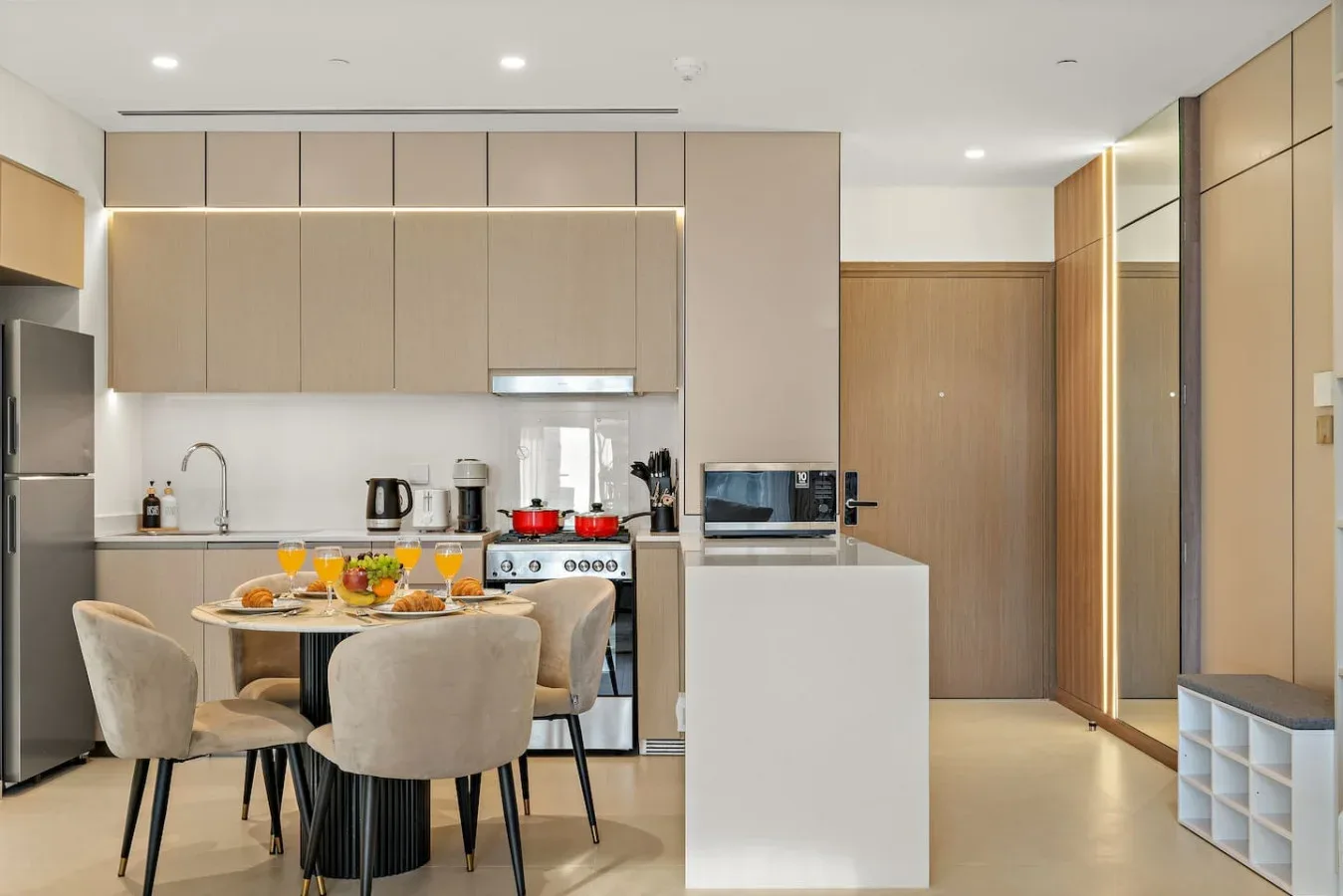 Una cocina moderna con comedor, mesa e isla central.