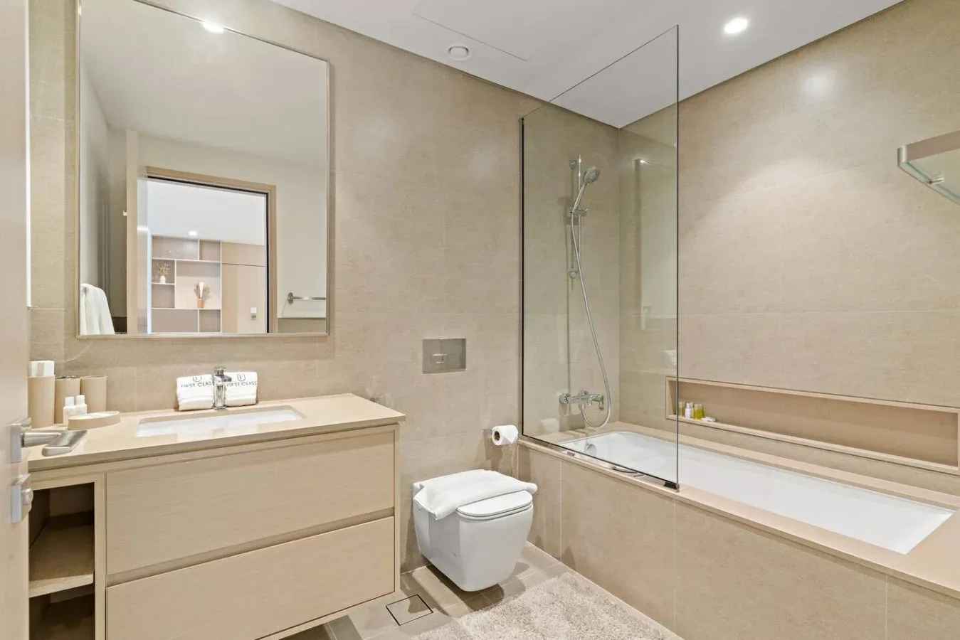 Un baño moderno con lavabo, inodoro y bañera con ducha.