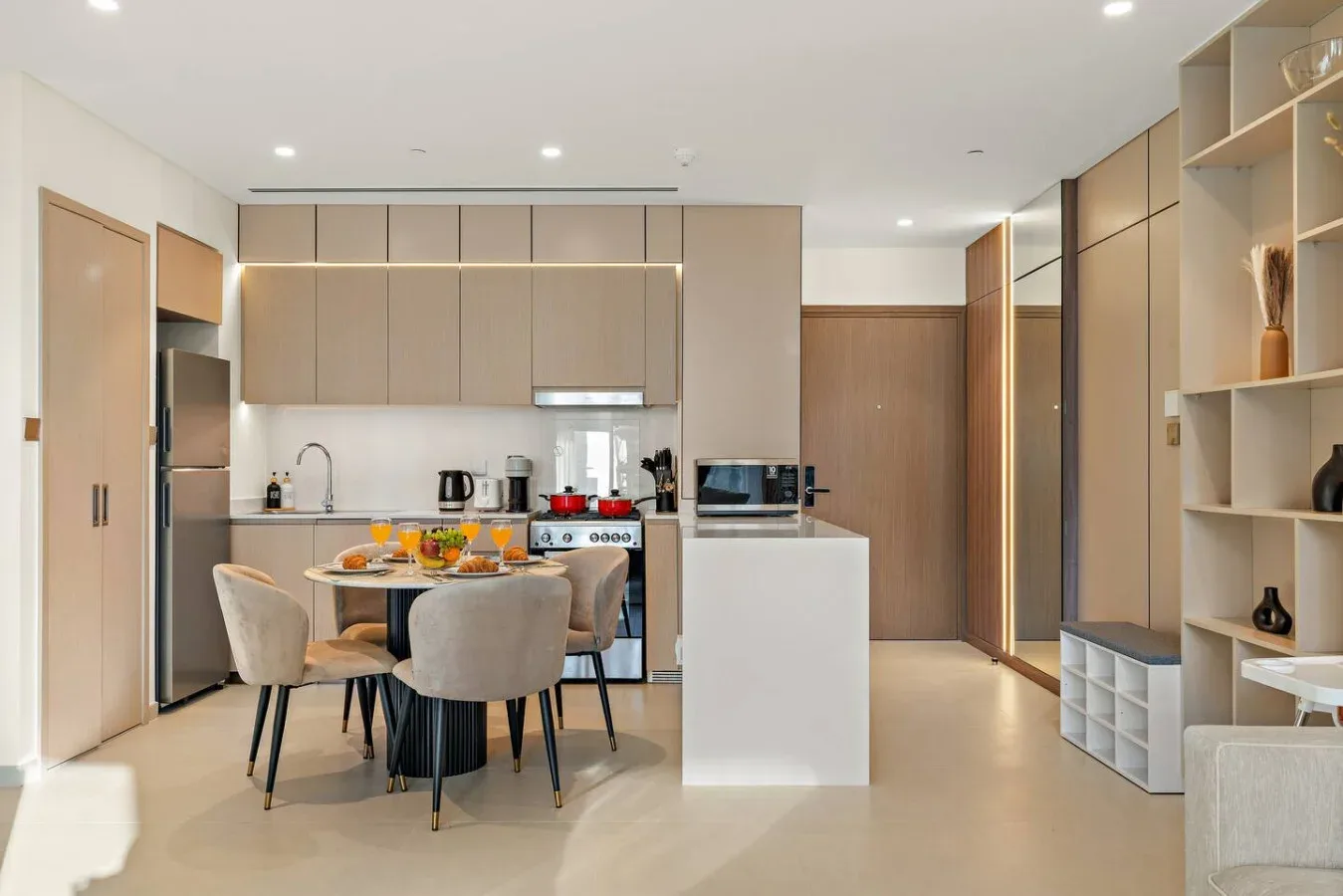 Una cocina moderna con una mesa de comedor y una isla central.