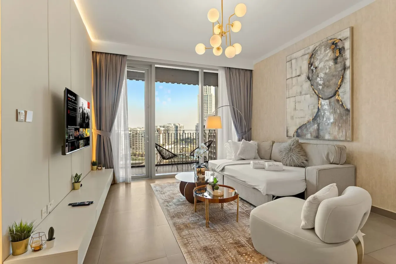 Una sala luminosa con asientos junto a ventanales con vistas a edificios de la ciudad.