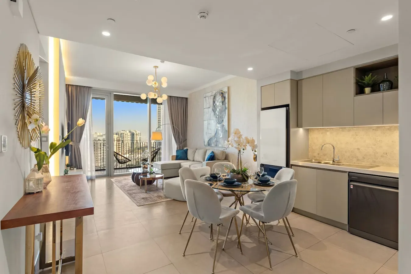Una sala-comedor de concepto abierto con cocina y ventanas grandes.