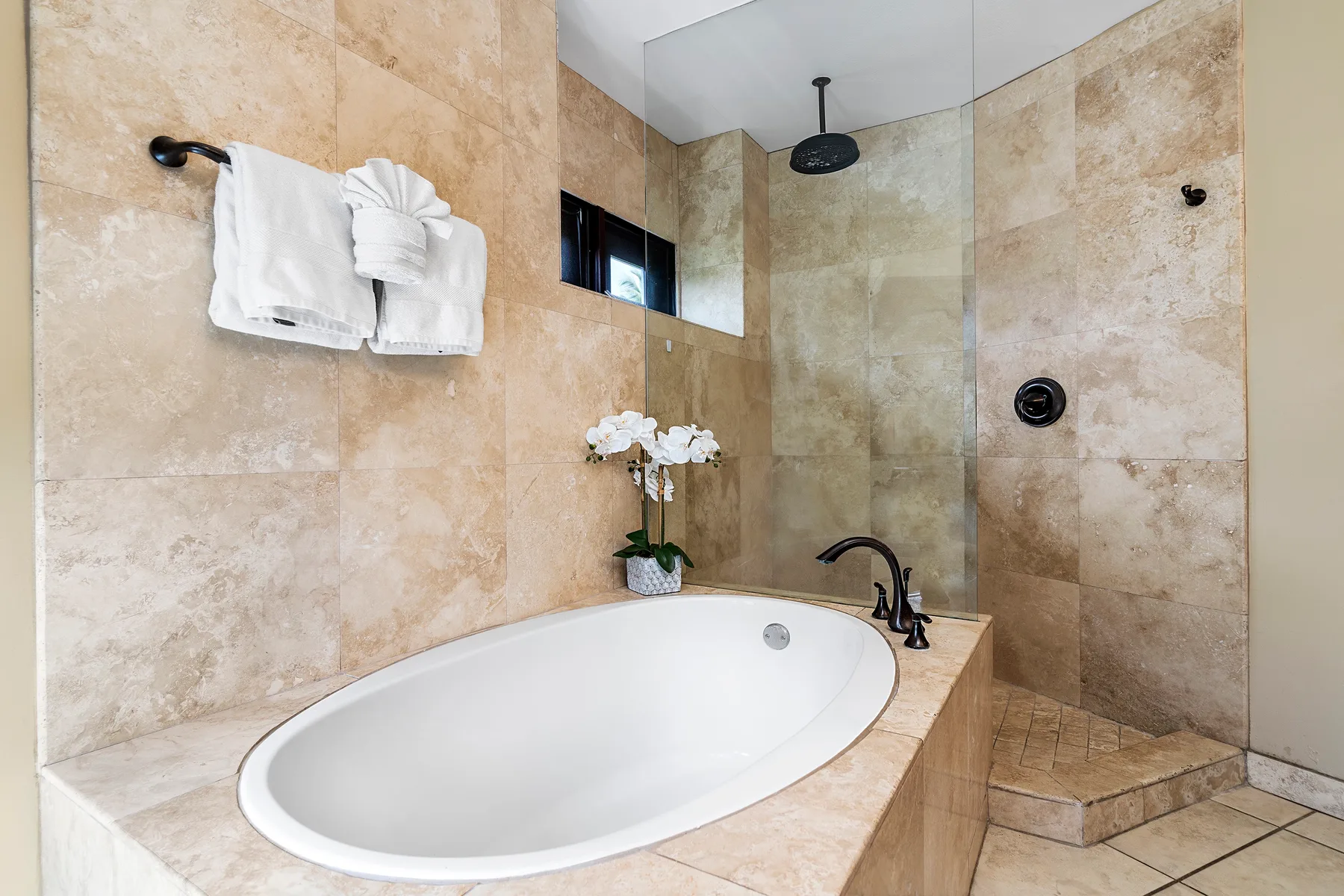 Un baño con una bañera empotrada y una zona de ducha.