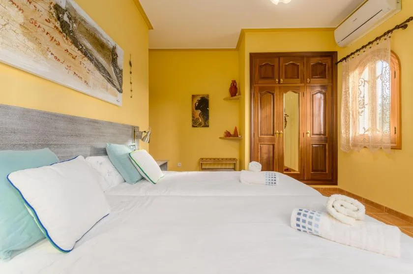 Un dormitorio con una cama grande, un armario de madera y una ventana.