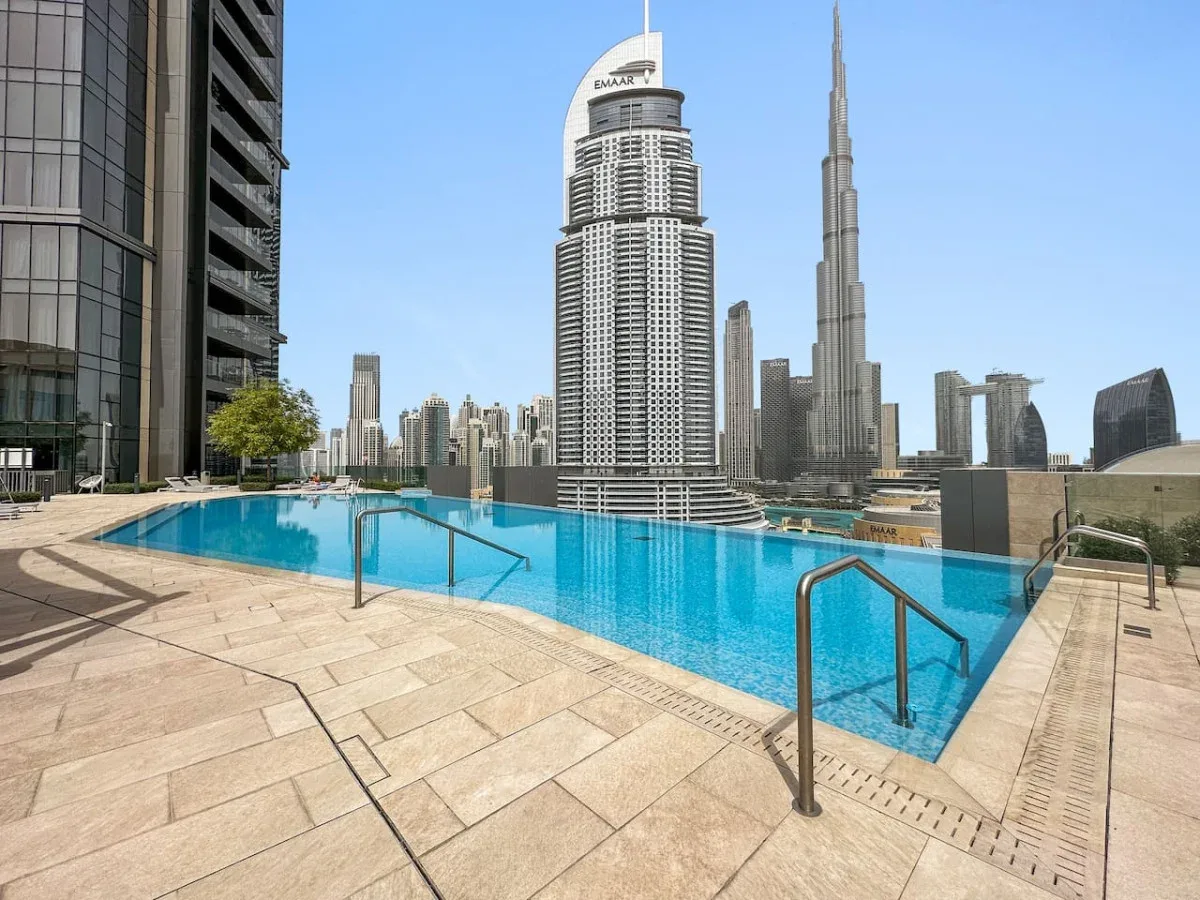 Una piscina en la azotea ofrece vistas de un horizonte de edificios altos.