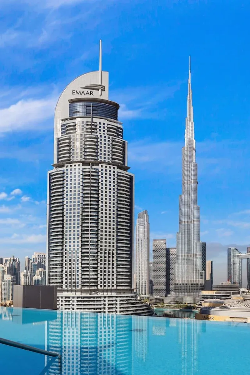 Una piscina en la azotea ofrece vistas del horizonte de Dubái, incluido el Burj Khalifa.
