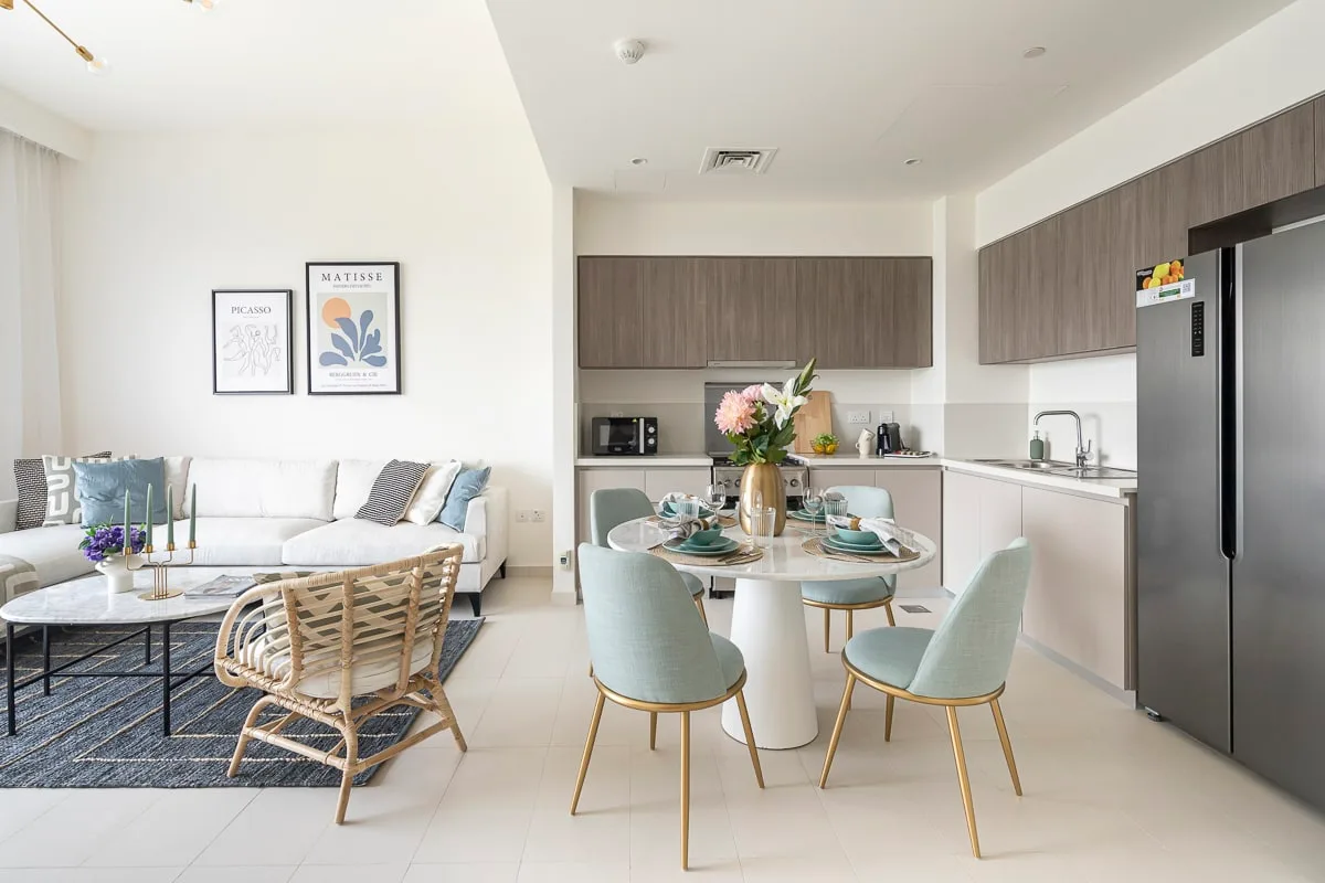 Una sala-comedor de planta abierta con cocina y una mesa puesta.
