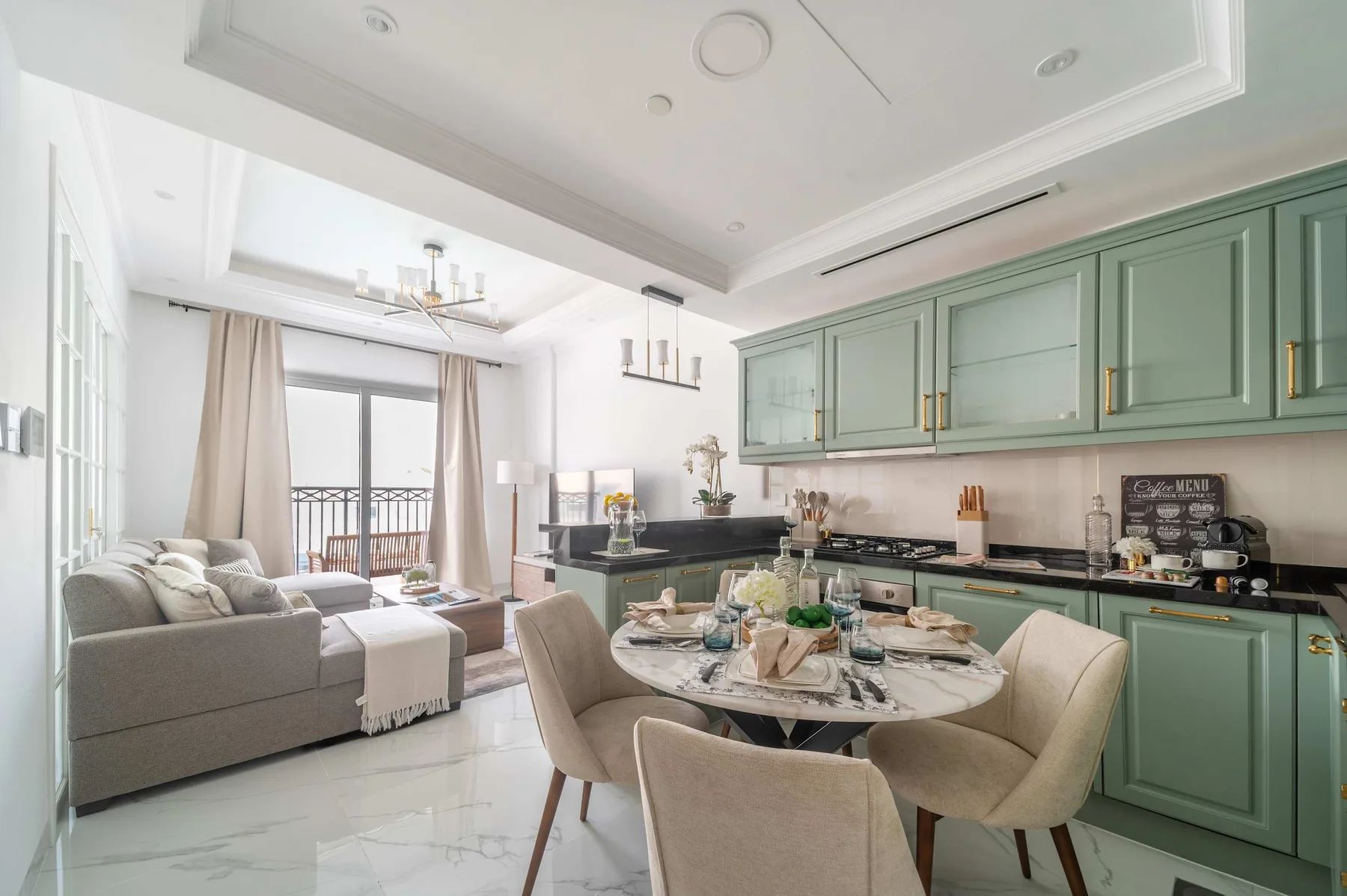 Una sala-comedor de concepto abierto con cocina verde y mesa de comedor.