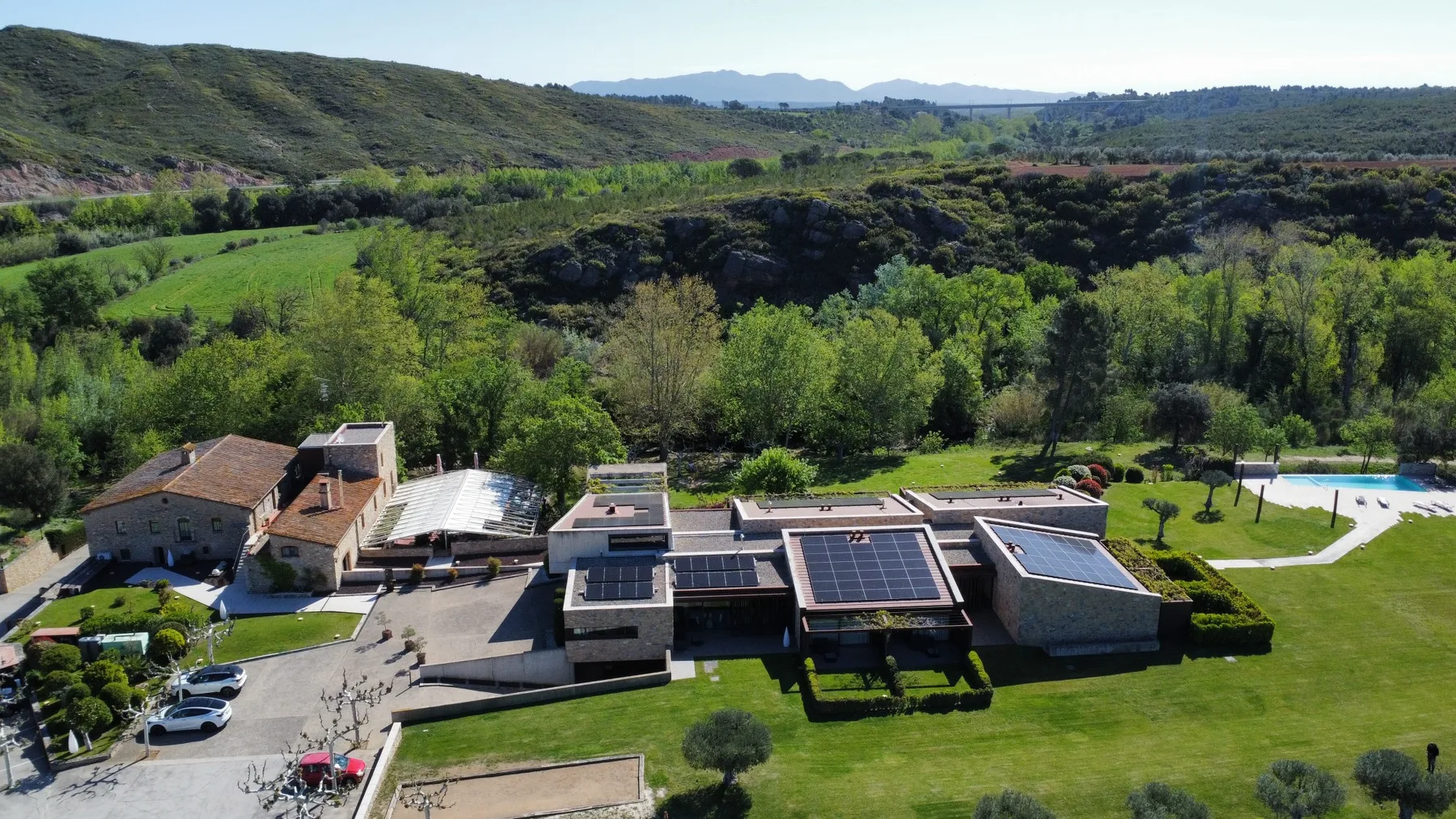 Exterior del hotel y terrenos circundantes