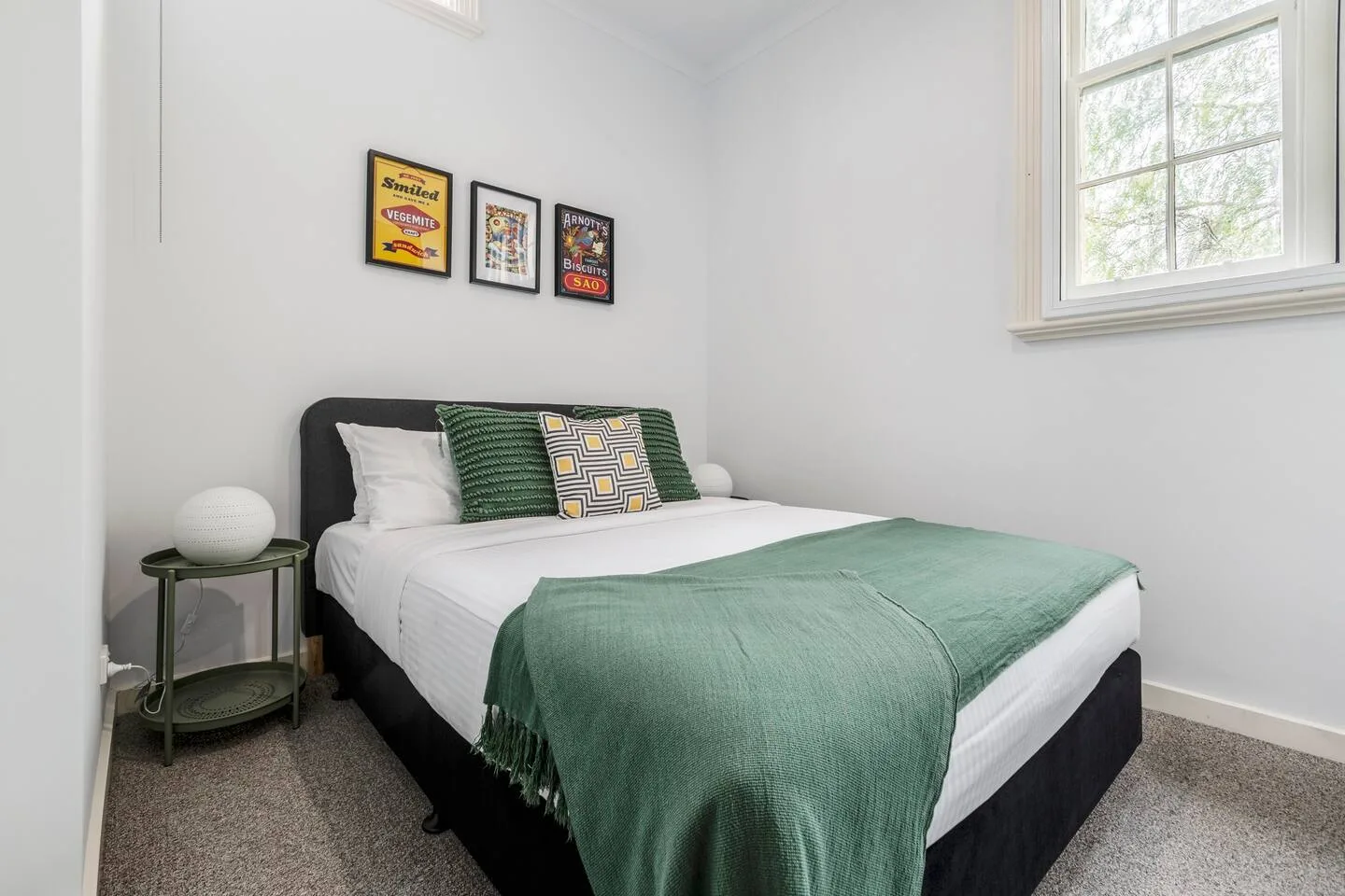 El segundo dormitorio cuenta con una cama queen y armarios empotrados con espejos para guardar tus pertenencias, que crean una sensación de amplitud.