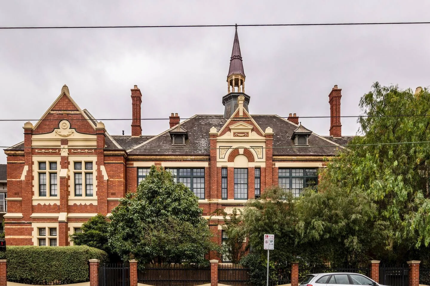 Este alojamiento bien equipado, situado en un edificio catalogado como patrimonio que antiguamente albergaba la escuela pública de Prahran, está a pocos pasos de las cafeterías, los restaurantes y las tiendas boutique de High Street y Chapel Street.