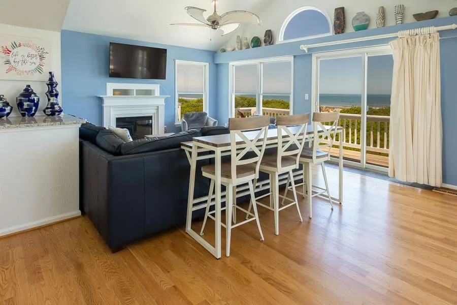 Una sala y comedor se abren a un balcón con vista al mar.