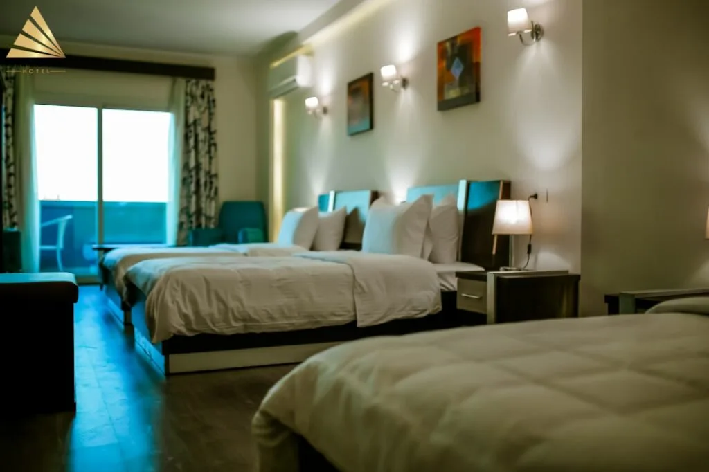 Habitación triple con balcón y vistas a las pirámides
