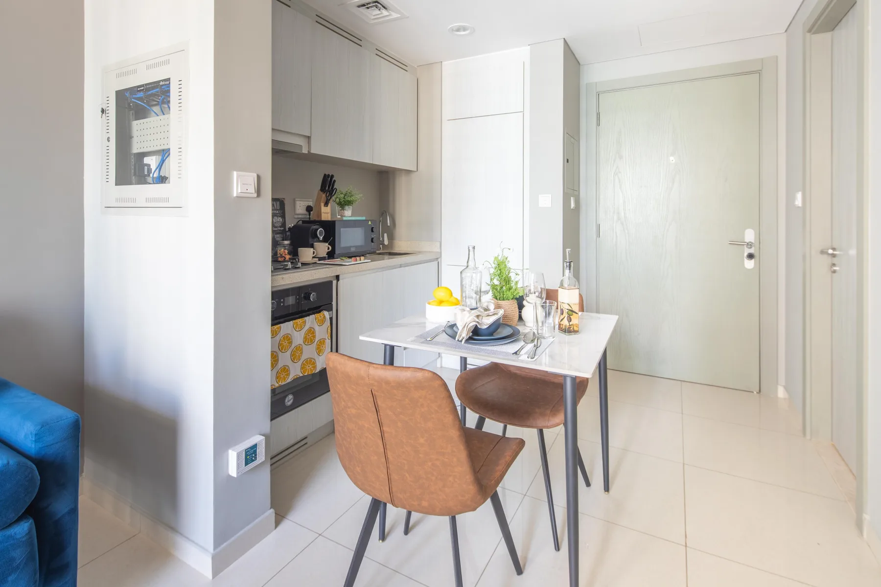 Una cocina compacta con zona de comedor y una mesa con platos.