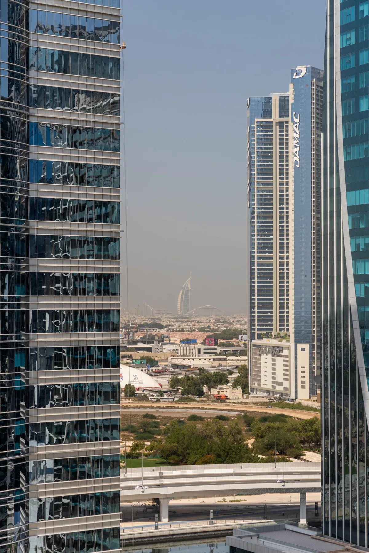 Un horizonte urbano con torres modernas y vías elevadas.