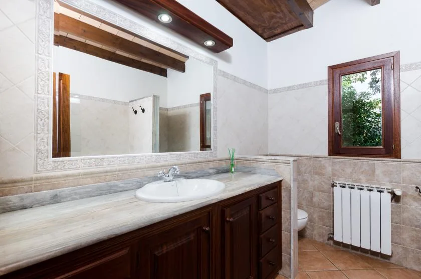 Un lavabo de baño con espejo grande.