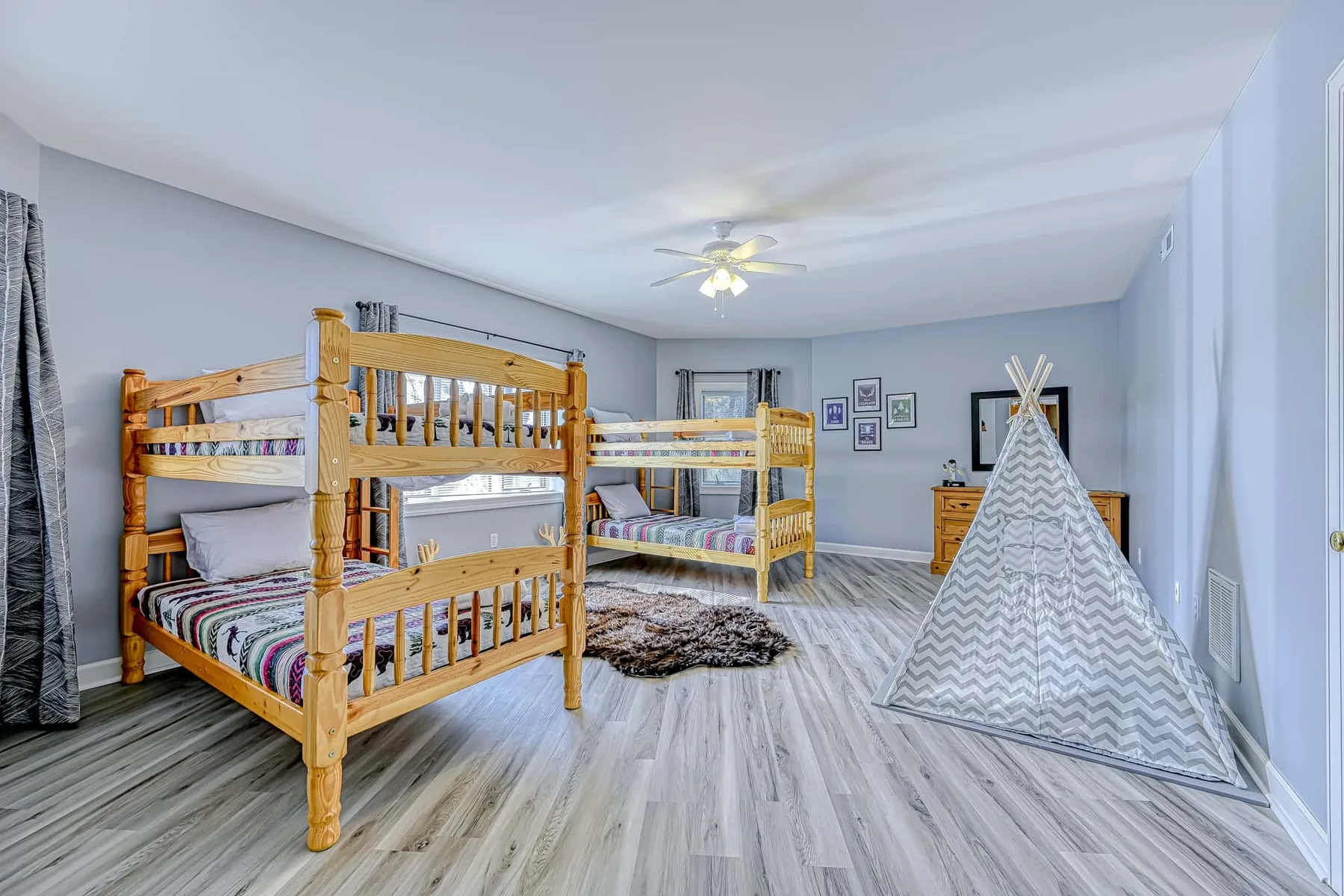 Un dormitorio con literas de madera y una pequeña tienda de juegos.